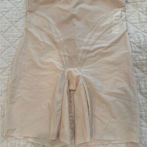 Star by Spanx Nude Shaping Mid-thigh Short